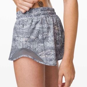 Lululemon Hotty Hot Short 2.5"
Frozen Vista Alpine White Multi / Arctic Grey 6